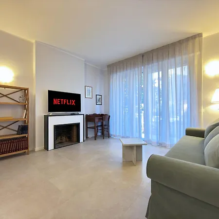 Con 3 Suite, Giardino, Garage E Parcheggio Privato *
