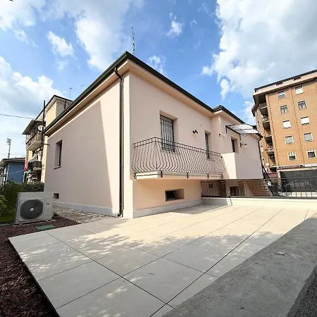 Holiday home Con 3 Suite, Giardino, Garage E Parcheggio Privato