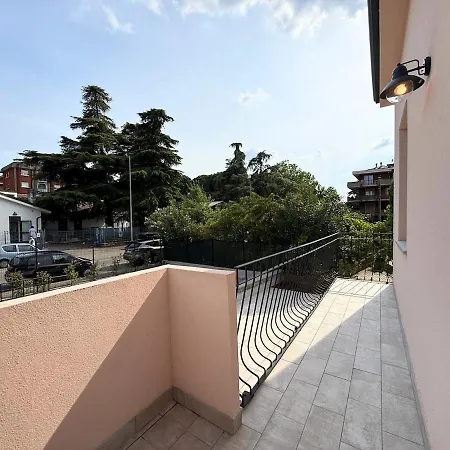 Con 3 Suite, Giardino, Garage E Parcheggio Privato