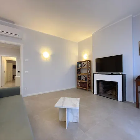 Con 3 Suite, Giardino, Garage E Parcheggio Privato