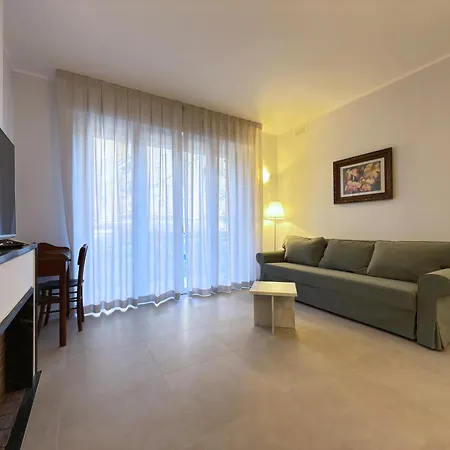 Con 3 Suite, Giardino, Garage E Parcheggio Privato Holiday home