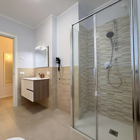 Con 3 Suite, Giardino, Garage E Parcheggio Privato