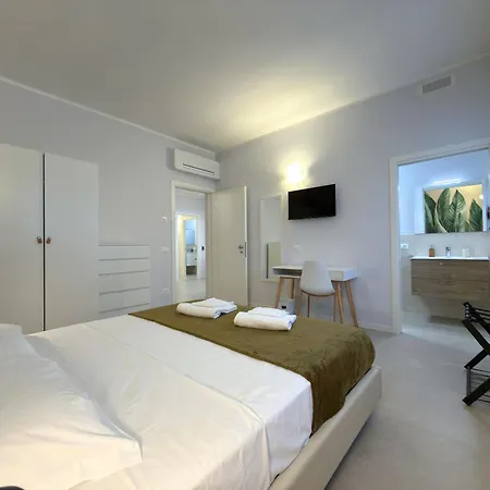 Con 3 Suite, Giardino, Garage E Parcheggio Privato Holiday home *