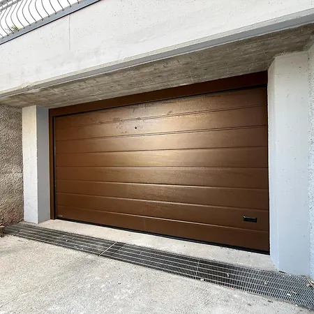 Con 3 Suite, Giardino, Garage E Parcheggio Privato *