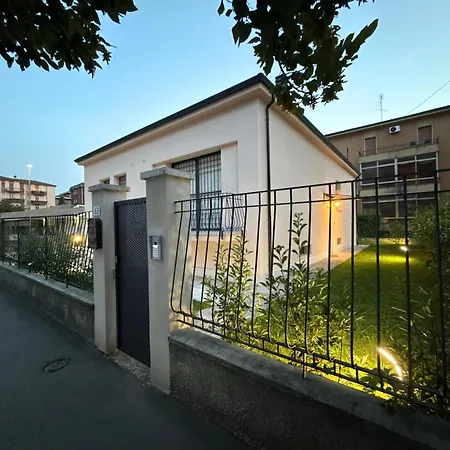 Con 3 Suite, Giardino, Garage E Parcheggio Privato Holiday home *